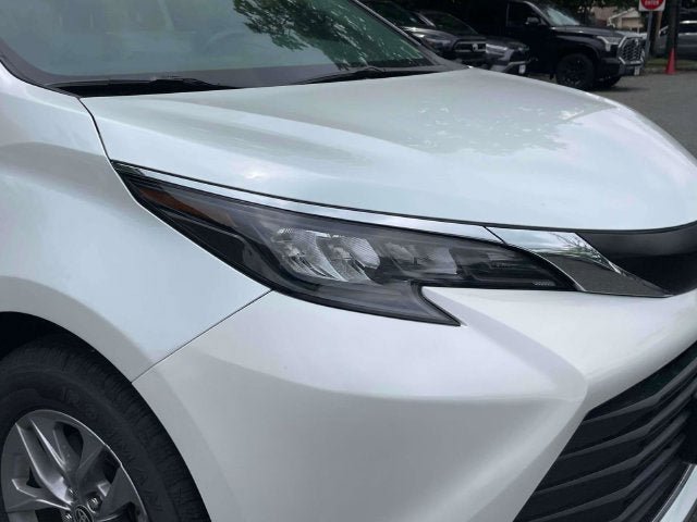 Certified 2025 Toyota Sienna XLE FWD image 12