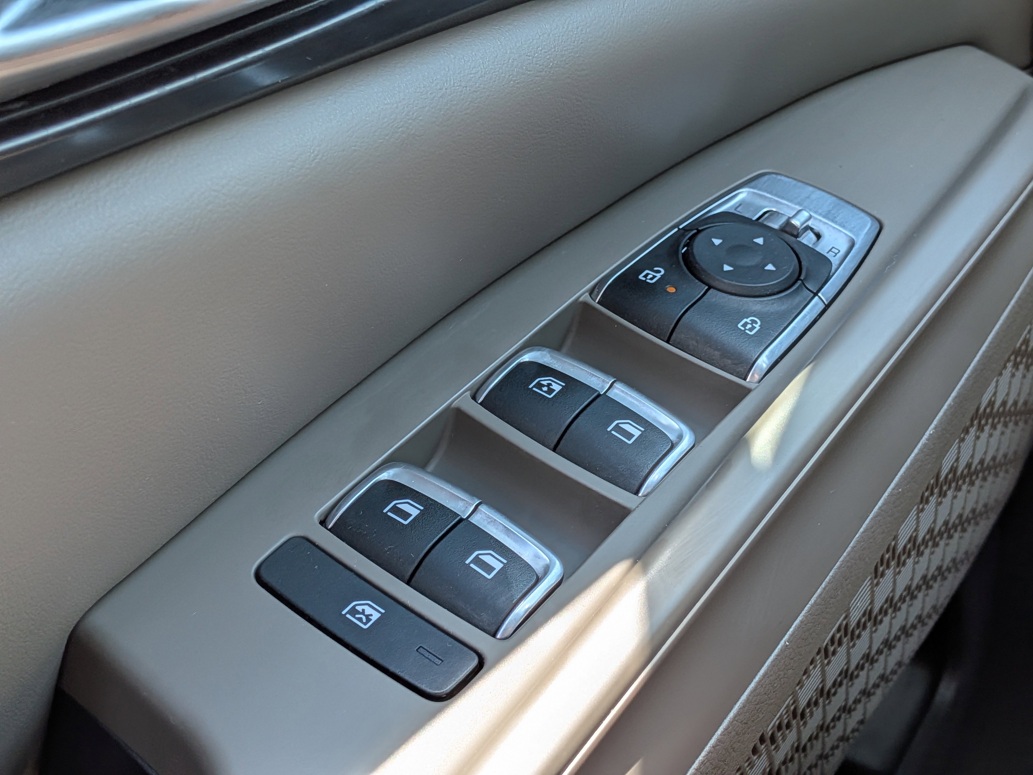 Used 2025 Kia Carnival FWD image 25