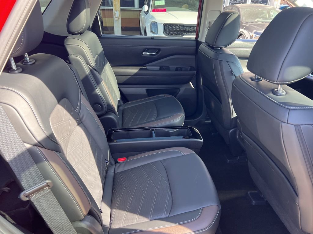 Certified 2024 Nissan Pathfinder Platinum AWD/4WD image 15