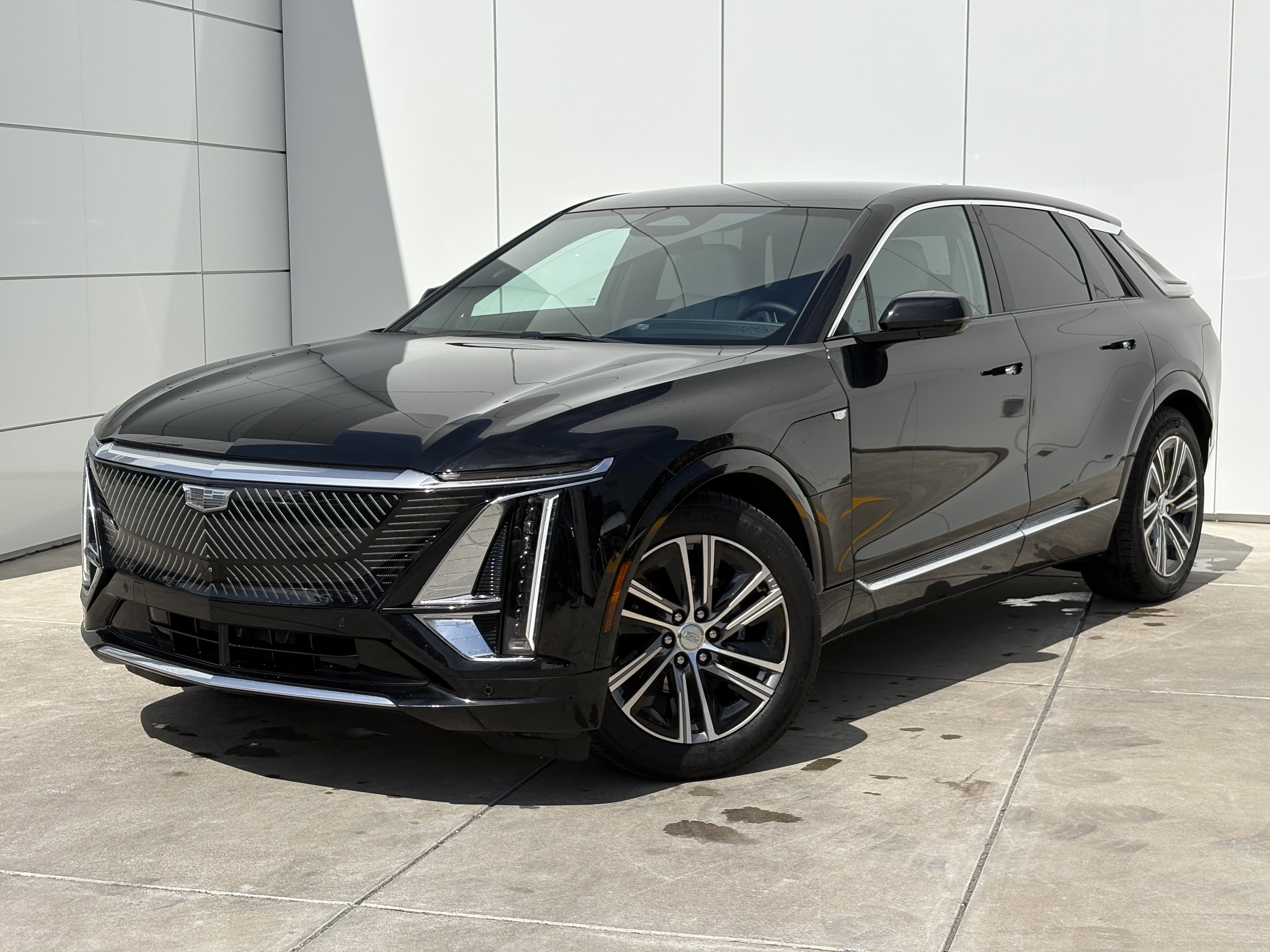 Used 2024 Cadillac Lyriq Luxury w/ LPO, Floor Liner Package AWD/4WD image 2