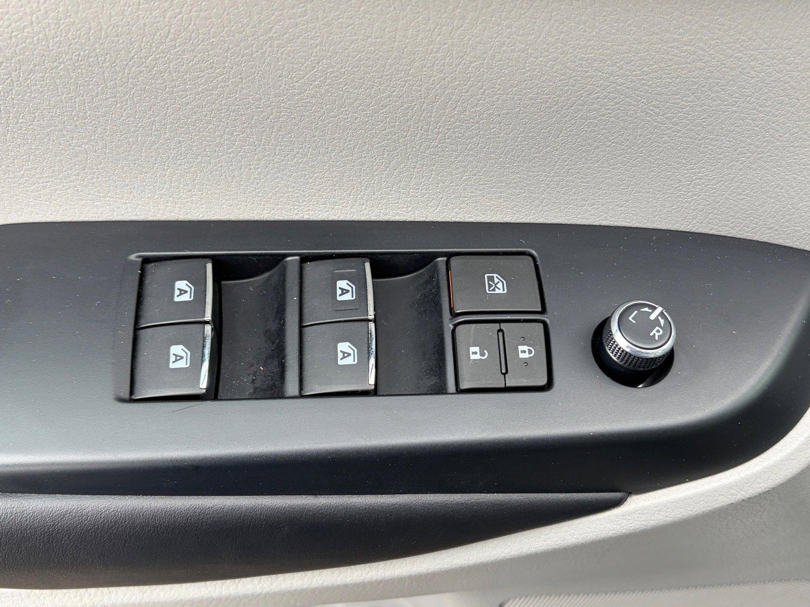 Used 2019 Toyota Highlander Limited image 18