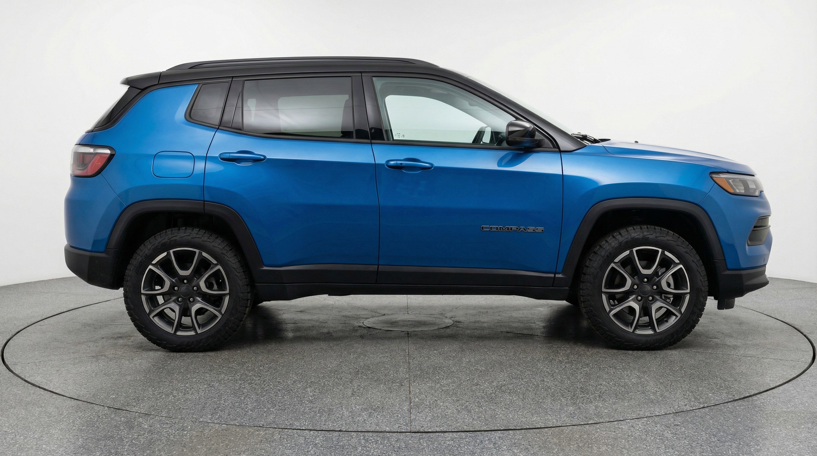 Used 2025 Jeep Compass Trailhawk image 11
