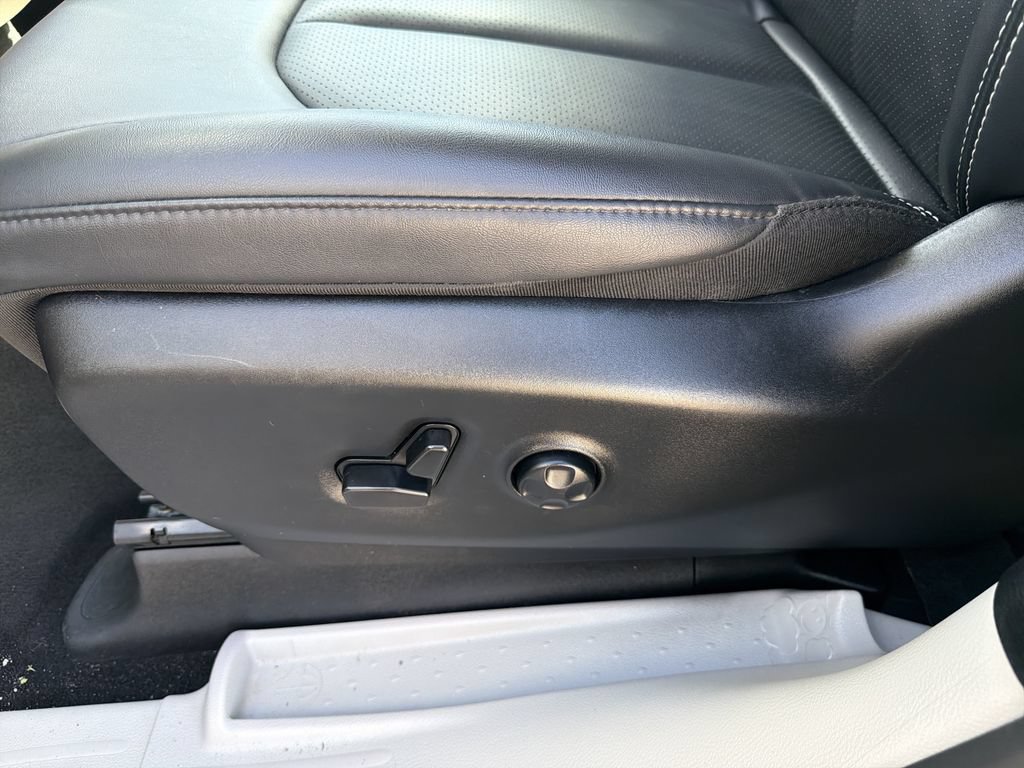 Used 2024 Chrysler Pacifica Touring-L FWD image 21