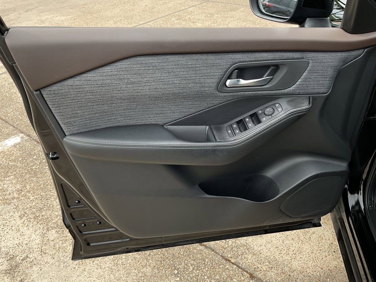 Used 2023 Nissan Rogue SV image 12