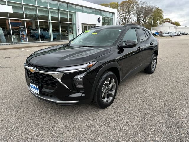 Used 2024 Chevrolet Trax LT w/ Driver Confidence Package FWD image 3