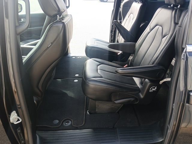 Used 2025 Chrysler Pacifica Select image 18