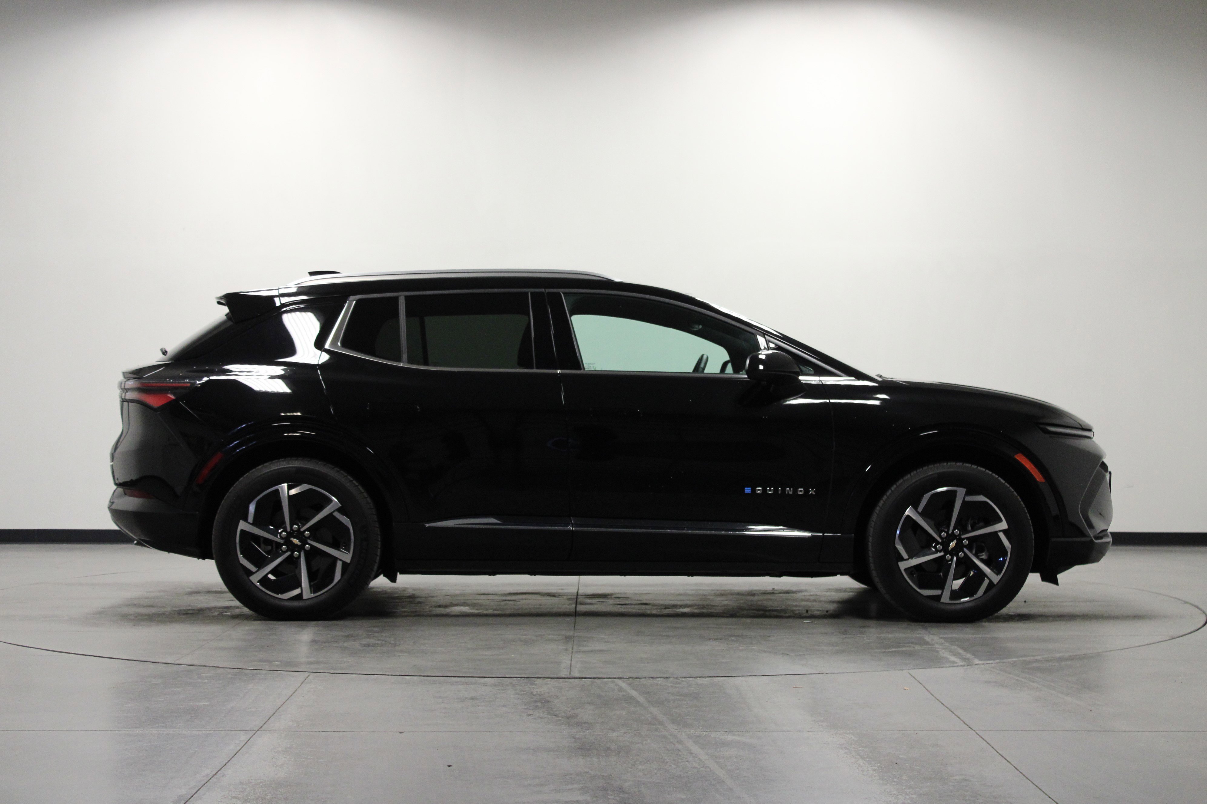 Used 2025 Chevrolet Equinox EV LT w/ Convenience Package image 3