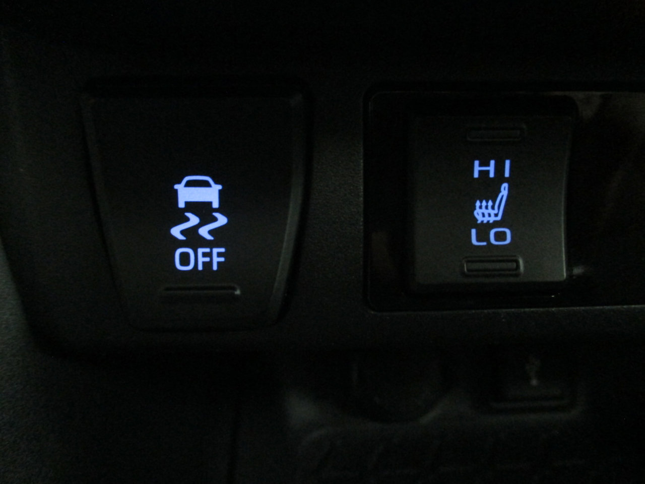 Used 2021 Toyota RAV4 XLE Premium image 25