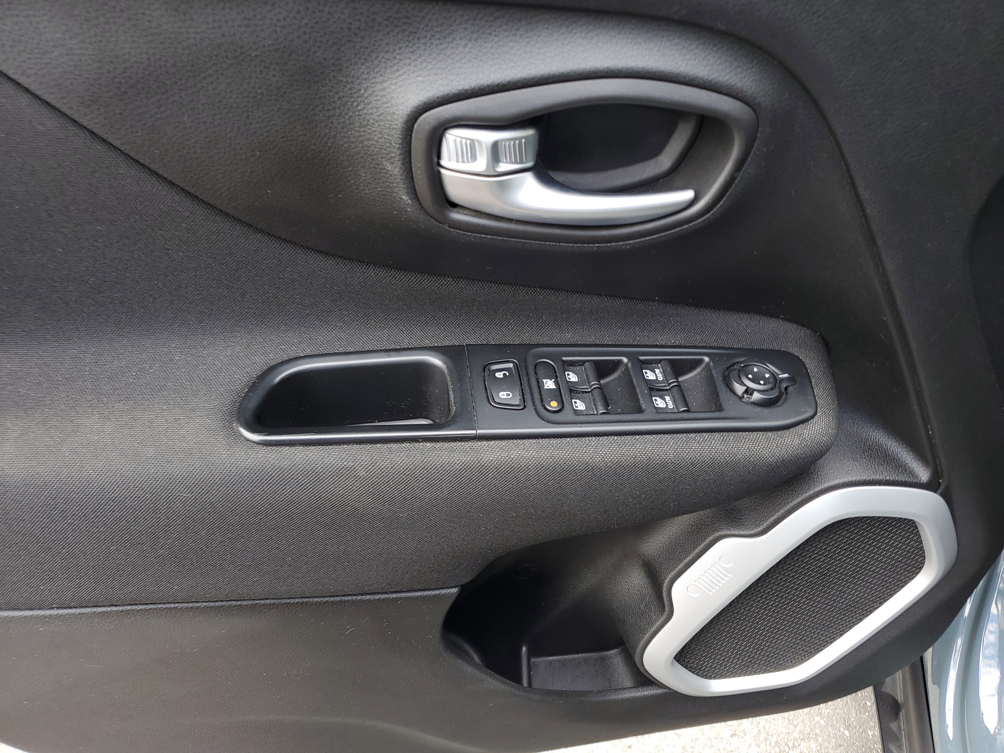 Used 2018 Jeep Renegade Latitude FWD image 17