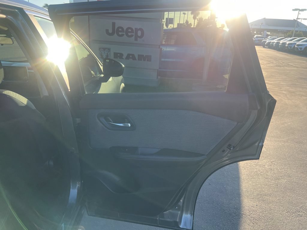 Used 2023 Nissan Rogue SV FWD image 37