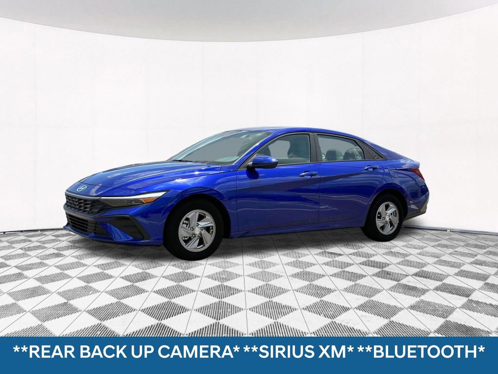 Used 2025 Hyundai Elantra SE image 2