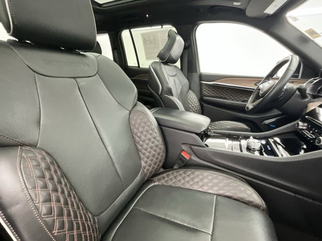 Used 2022 Jeep Grand Cherokee Summit w/ Luxury Tech Group V image 13