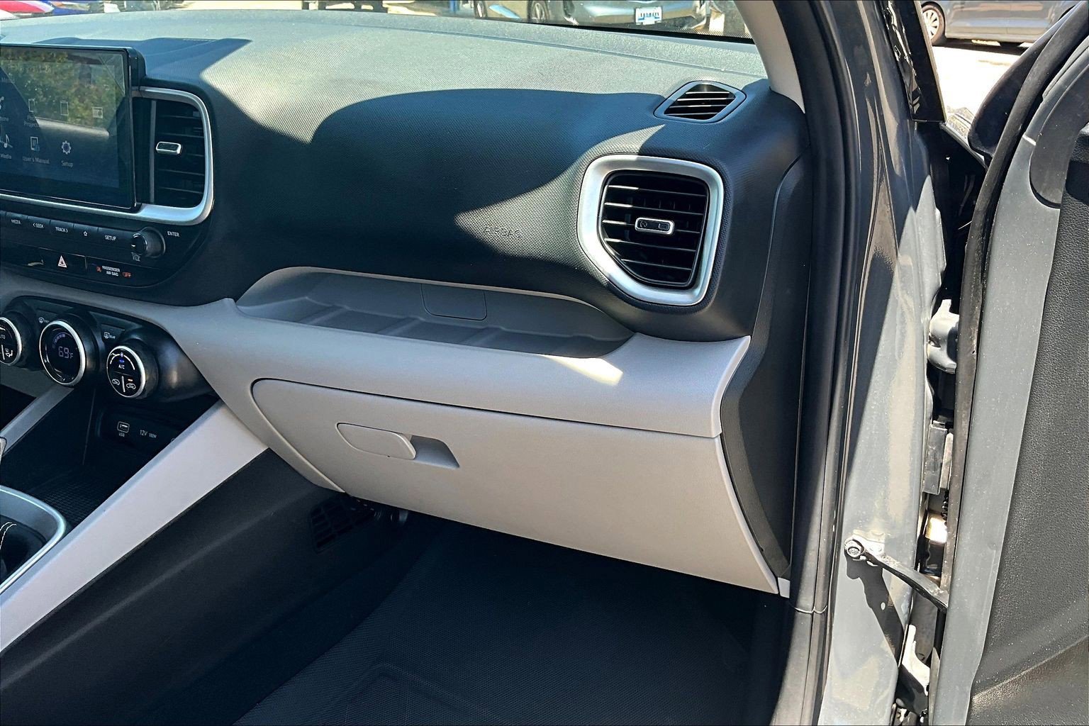 Used 2024 Hyundai Venue SEL FWD image 16