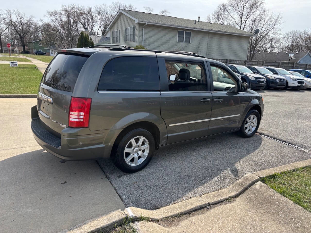 Used 2010 Chrysler Town & Country Touring image 20