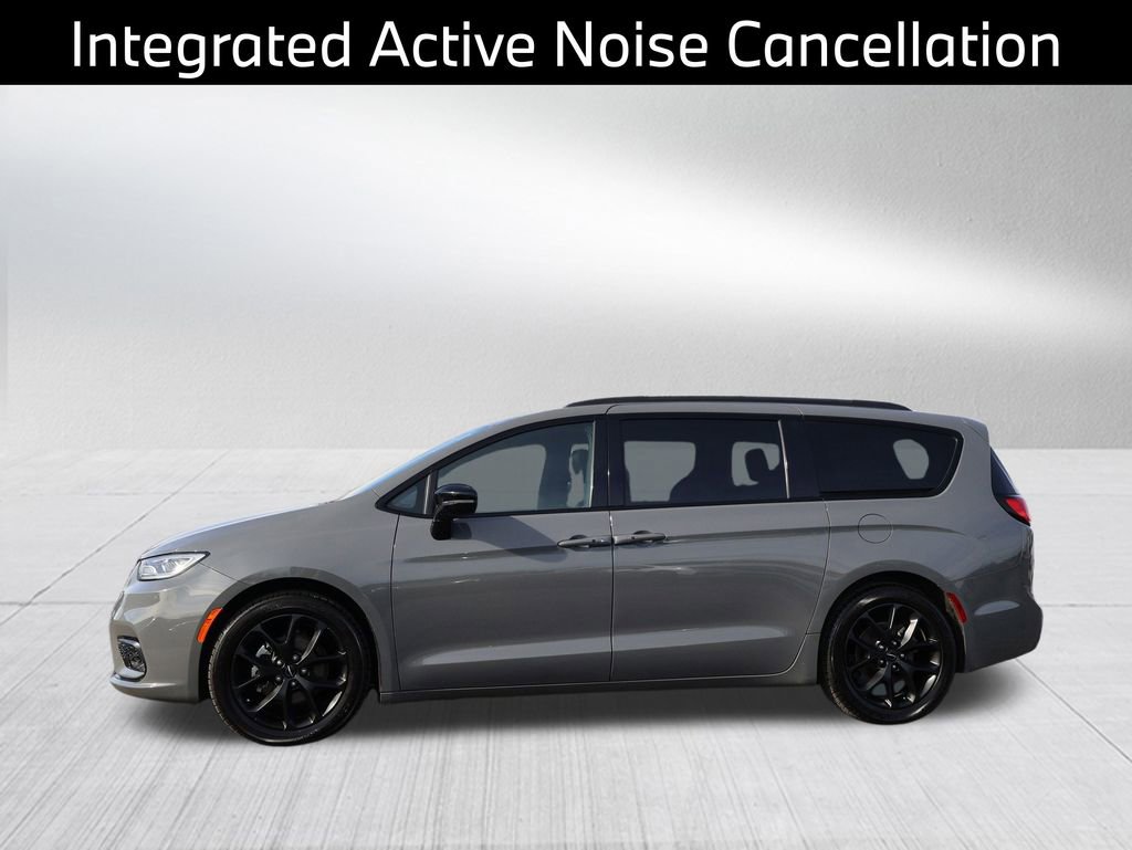 Used 2025 Chrysler Pacifica Limited image 5