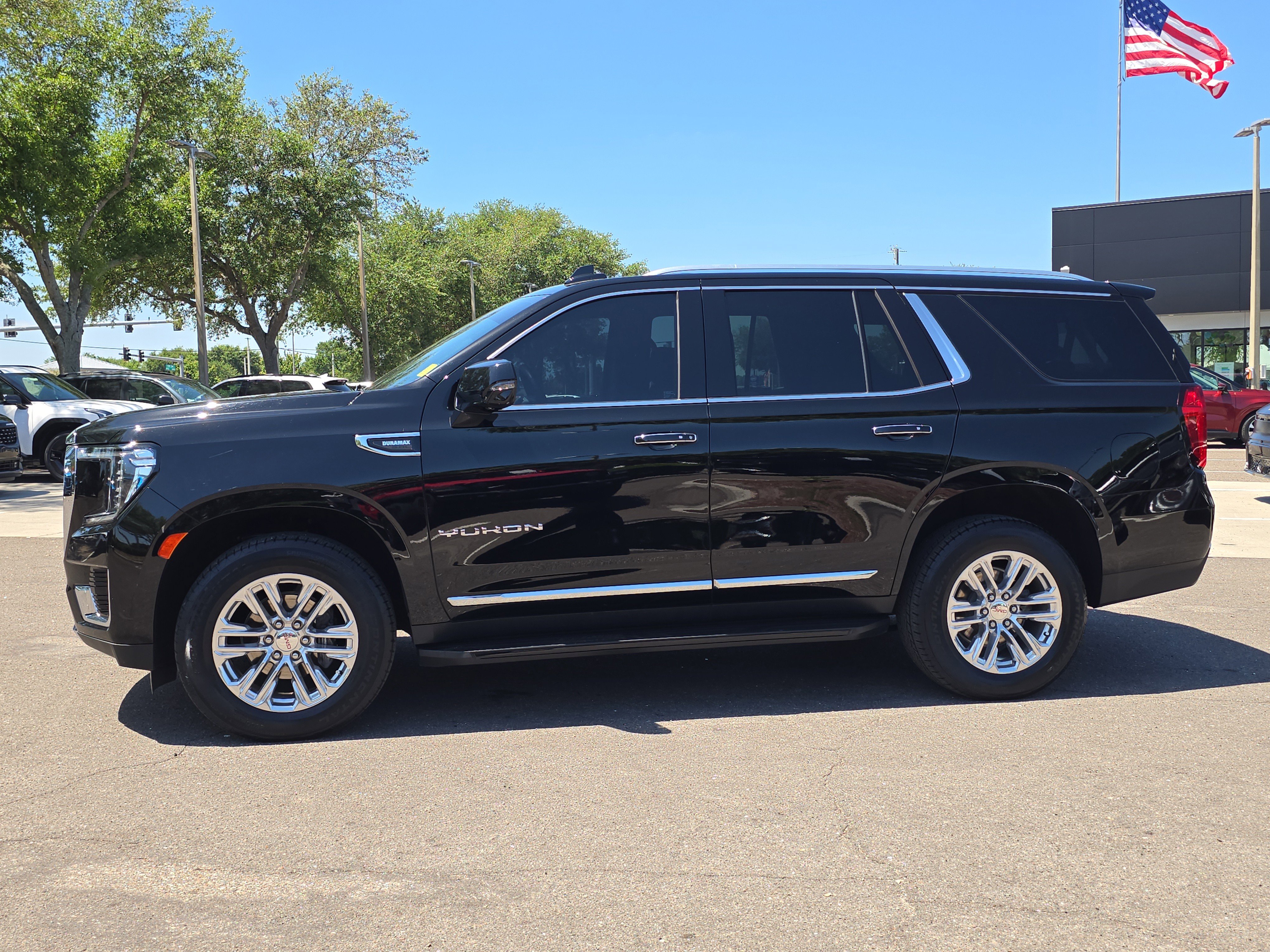 Used 2023 GMC Yukon SLT w/ SLT Luxury Package AWD/4WD image 5