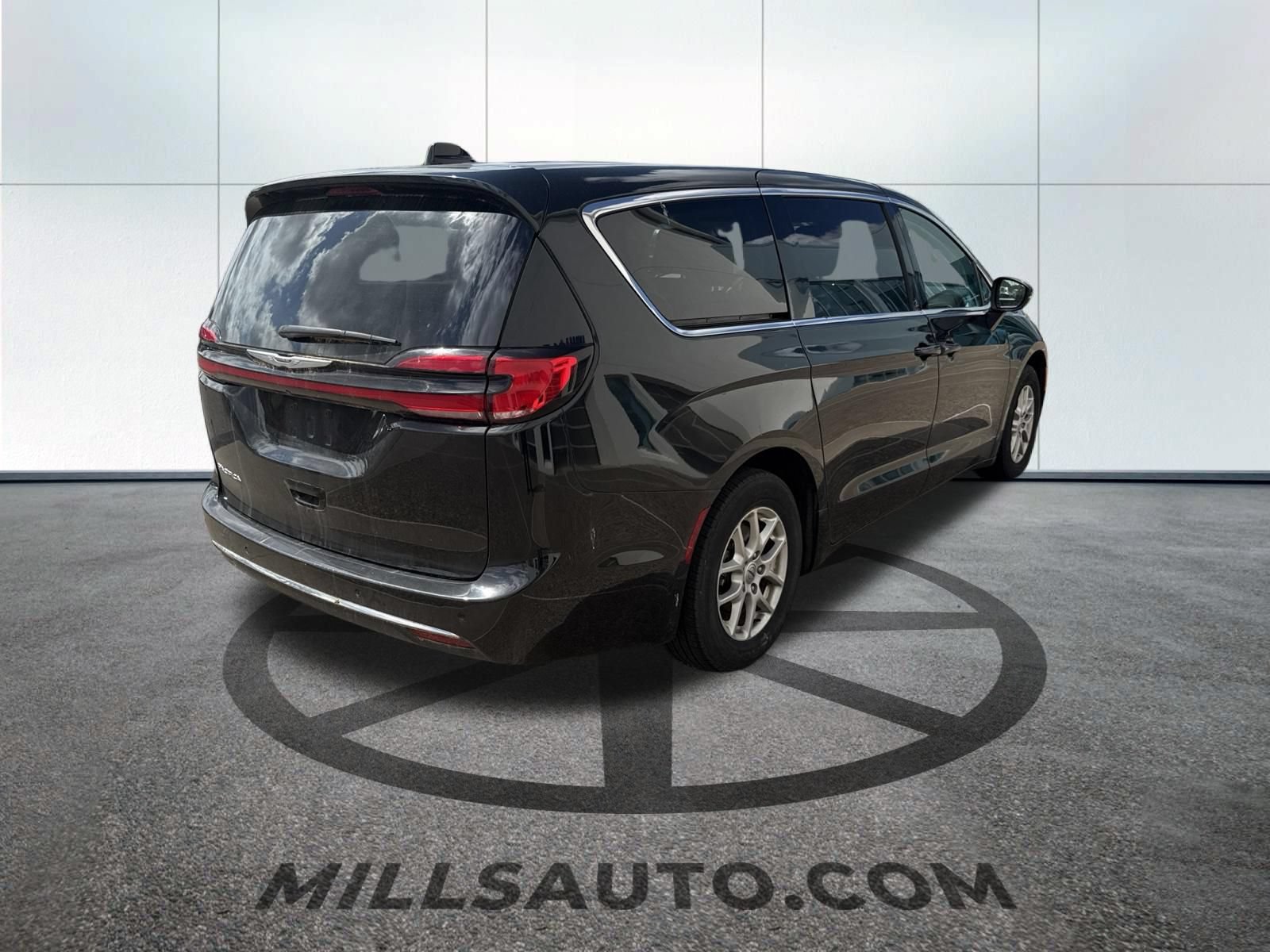 Used 2023 Chrysler Pacifica Touring-L FWD image 4