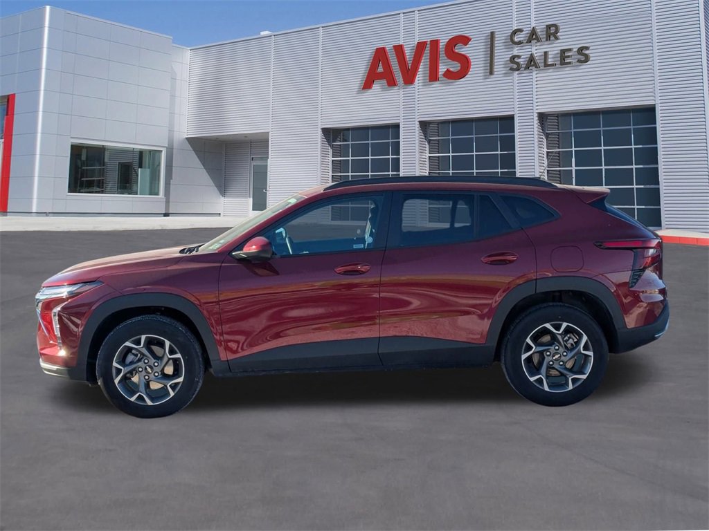 Used 2025 Chevrolet Trax LT w/ LT Convenience Package image 2