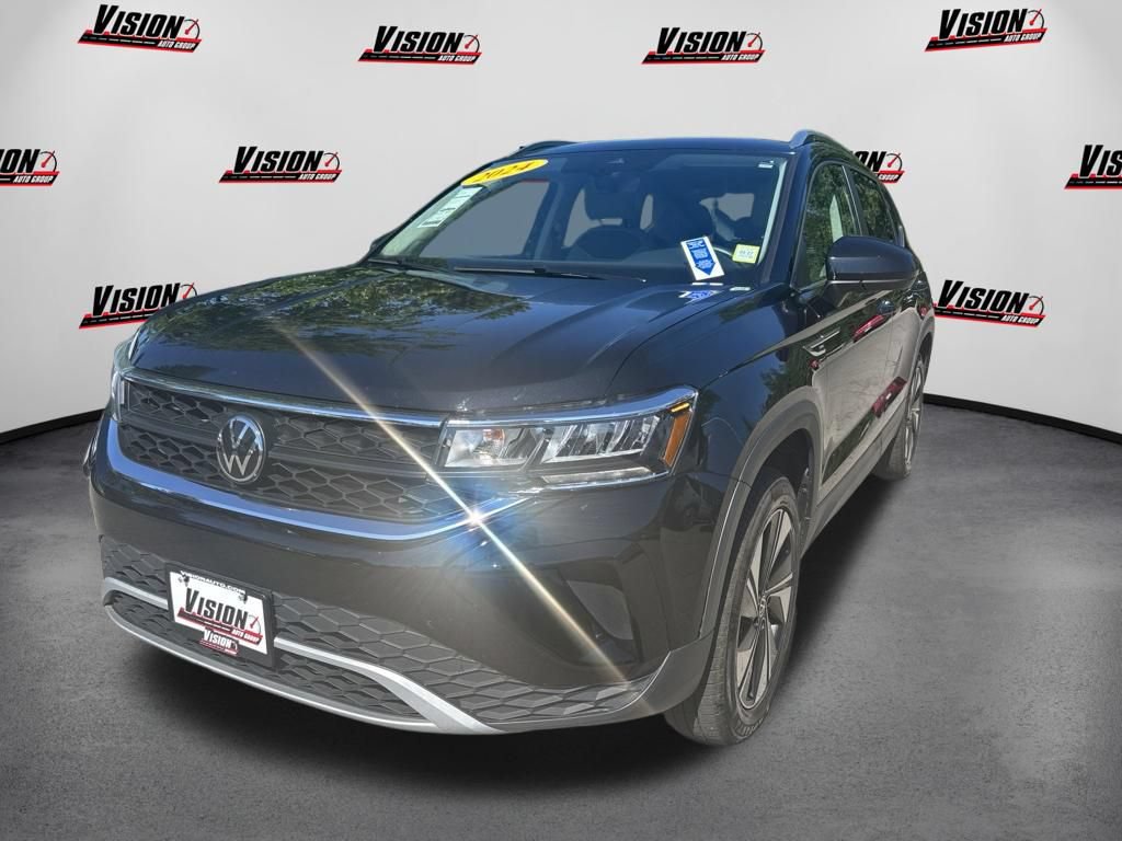 Used 2024 Volkswagen Taos SE w/ Panoramic Sunroof Package