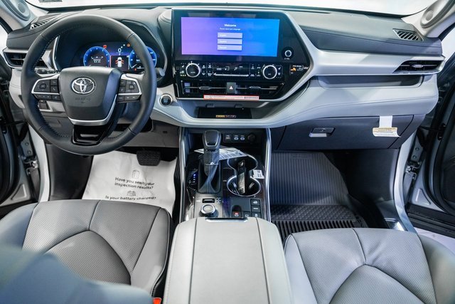 New 2025 Toyota Highlander Platinum image 20