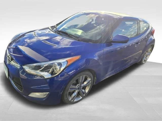 Used 2013 Hyundai Veloster w/ Style Pkg image 2