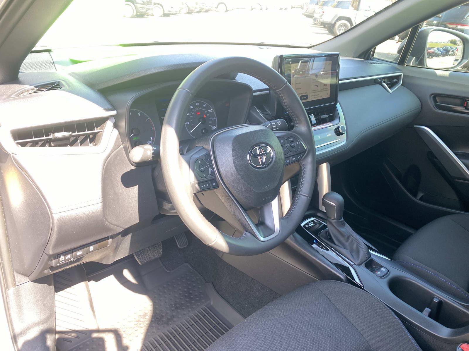 Used 2024 Toyota Corolla Cross SE image 25