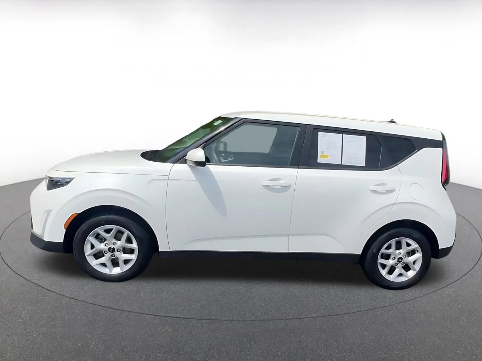 Used 2025 Kia Soul LX w/ LX Technology Package FWD image 9