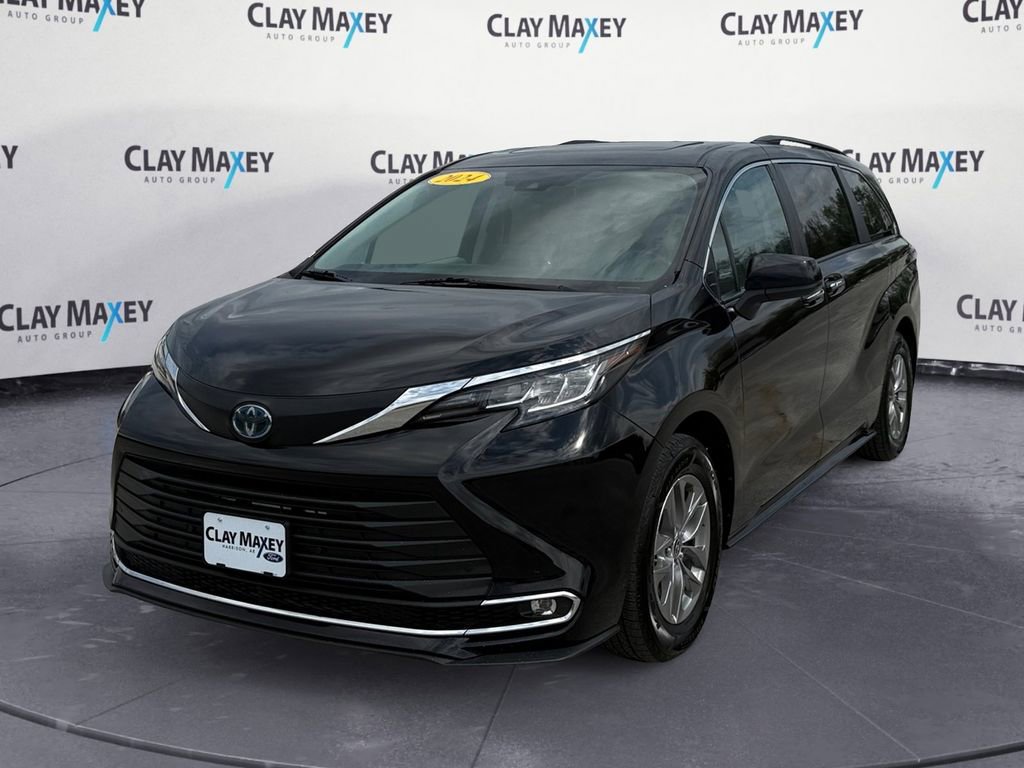 Used 2024 Toyota Sienna XLE FWD image 1