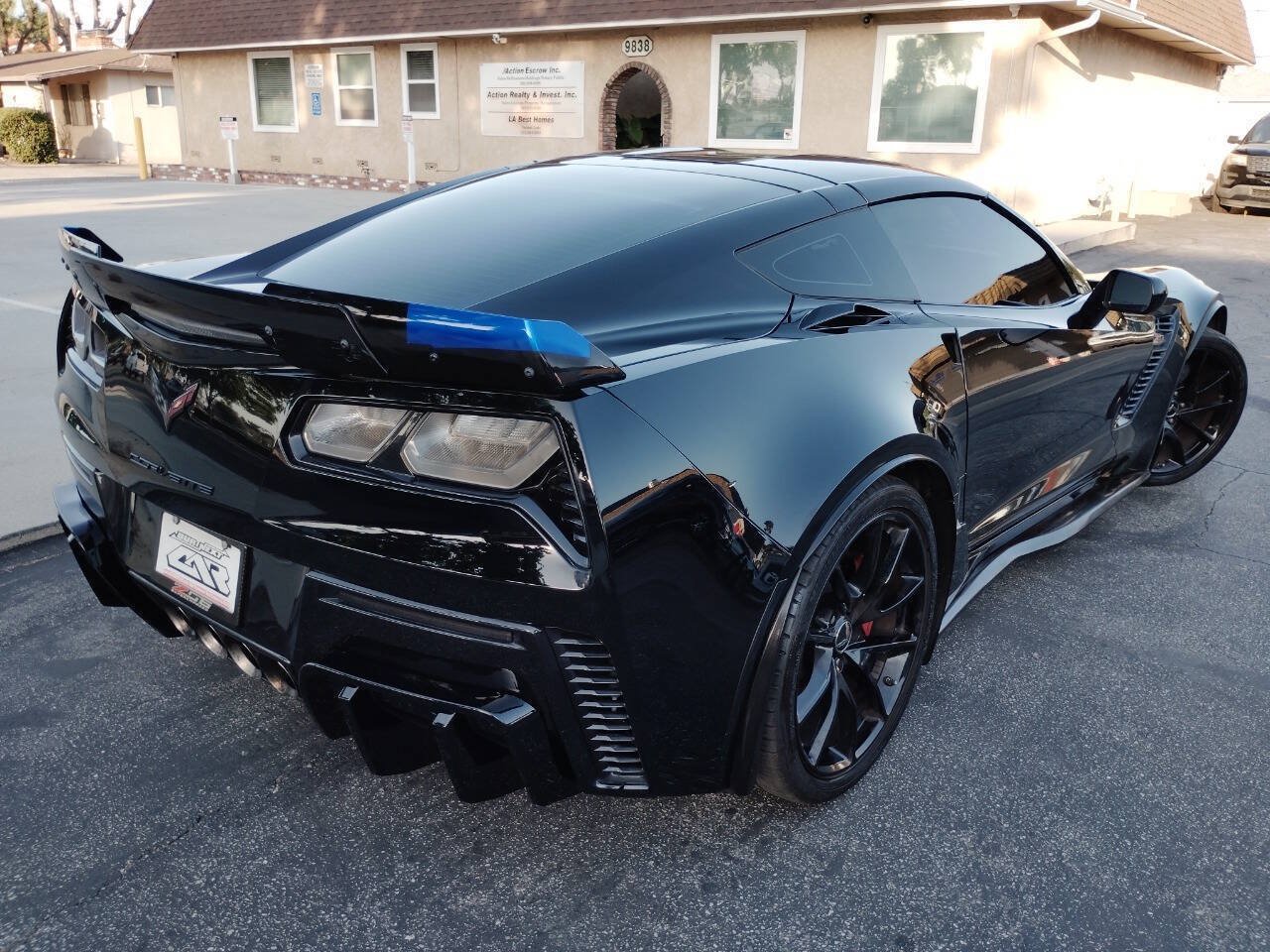 Used 2016 Chevrolet Corvette Z06 w/ 3LZ Preferred Equipment Group RWD image 3