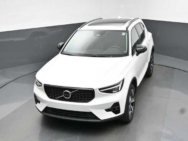 Used 2024 Volvo XC40 B5 Plus AWD/4WD image 42