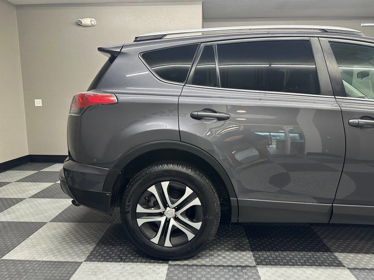 Used 2016 Toyota RAV4 LE AWD/4WD image 8
