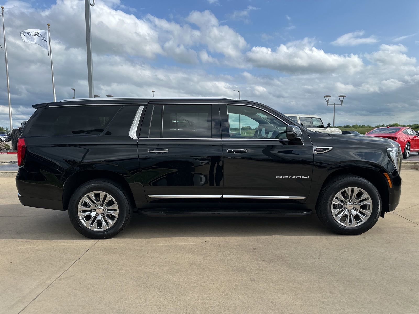 Used 2025 GMC Yukon XL Denali image 7
