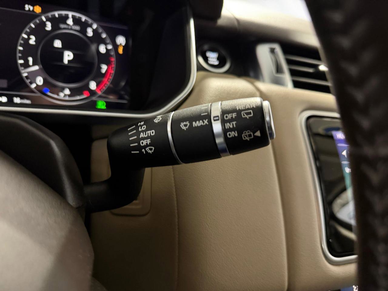 Used 2018 Land Rover Range Rover Sport HSE AWD/4WD image 32