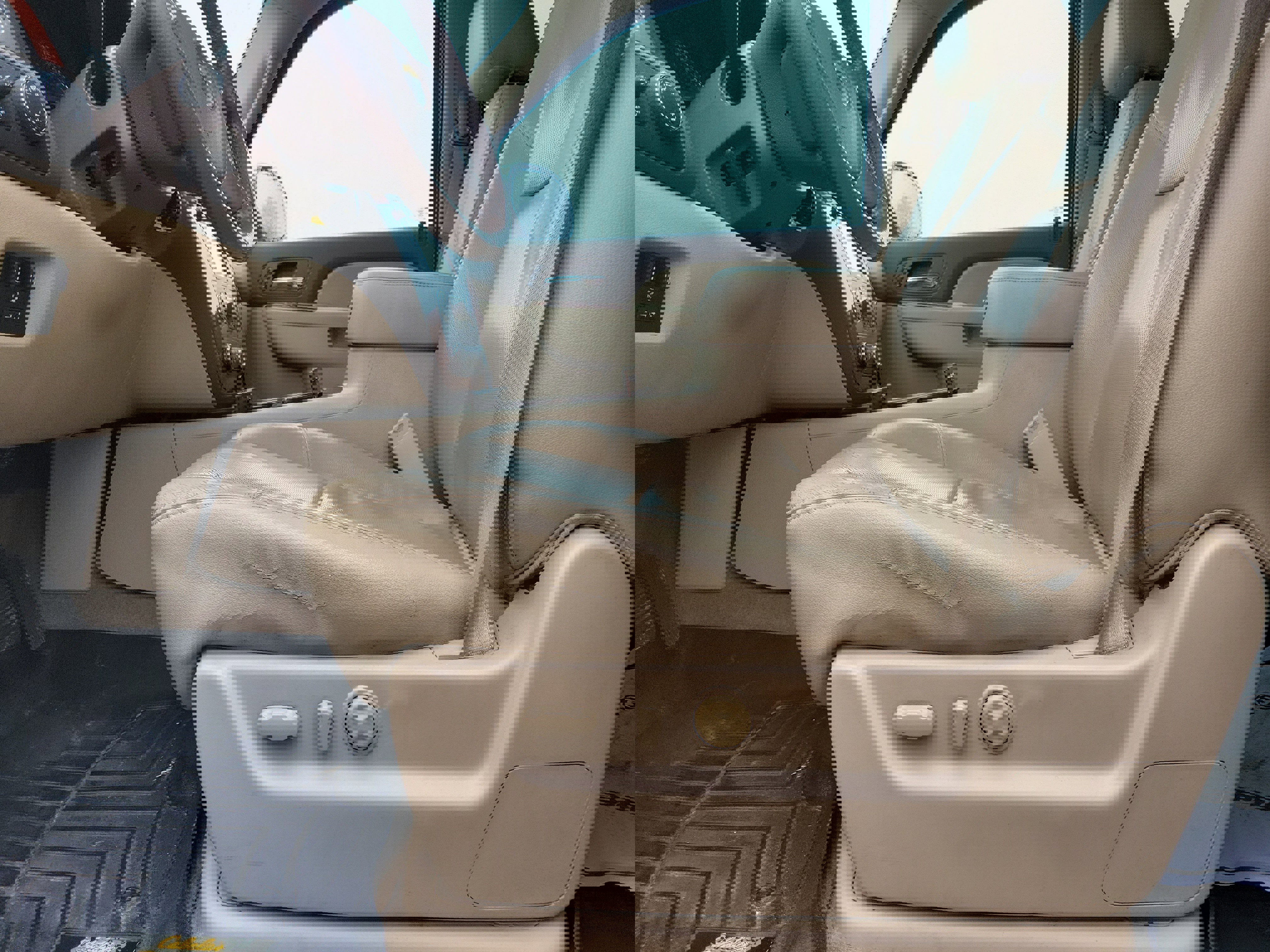 Used 2013 Chevrolet Avalanche LTZ image 16