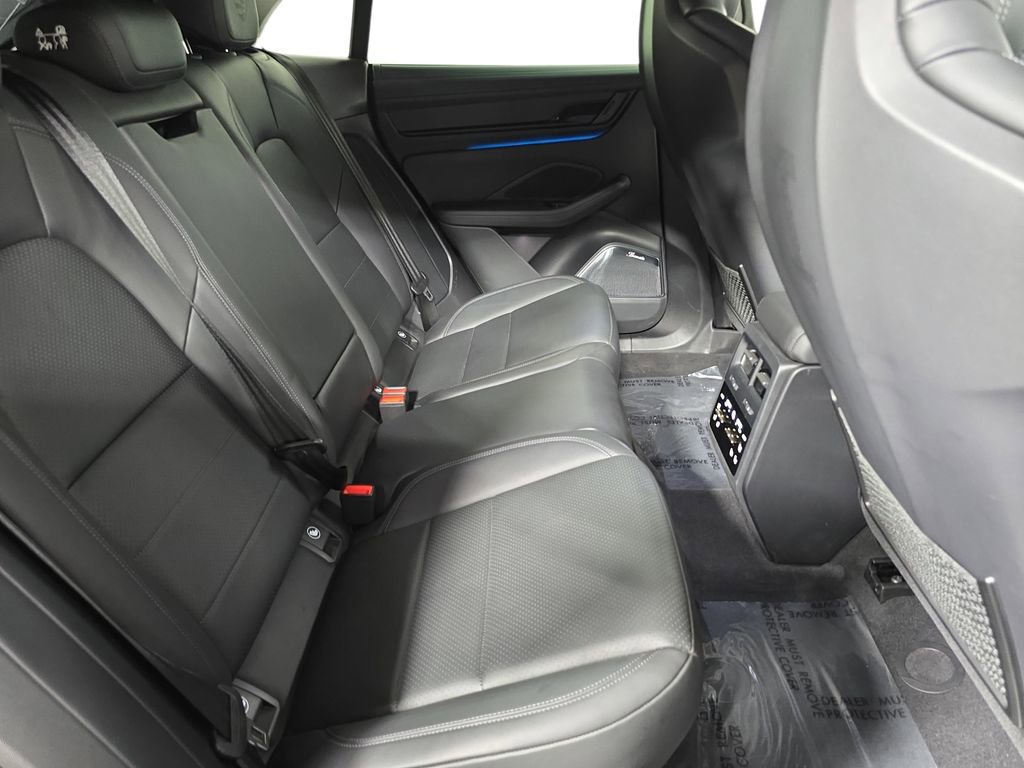 Certified 2025 Porsche Macan Turbo Electric AWD/4WD image 26