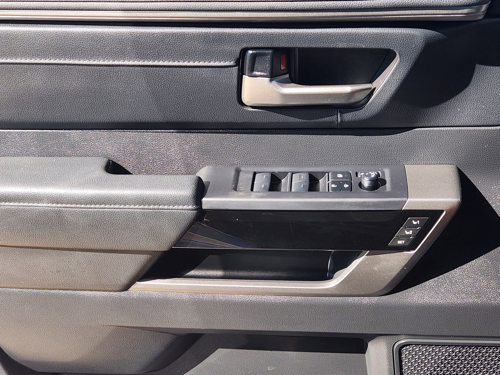 Used 2025 Toyota Tundra Limited AWD/4WD image 27