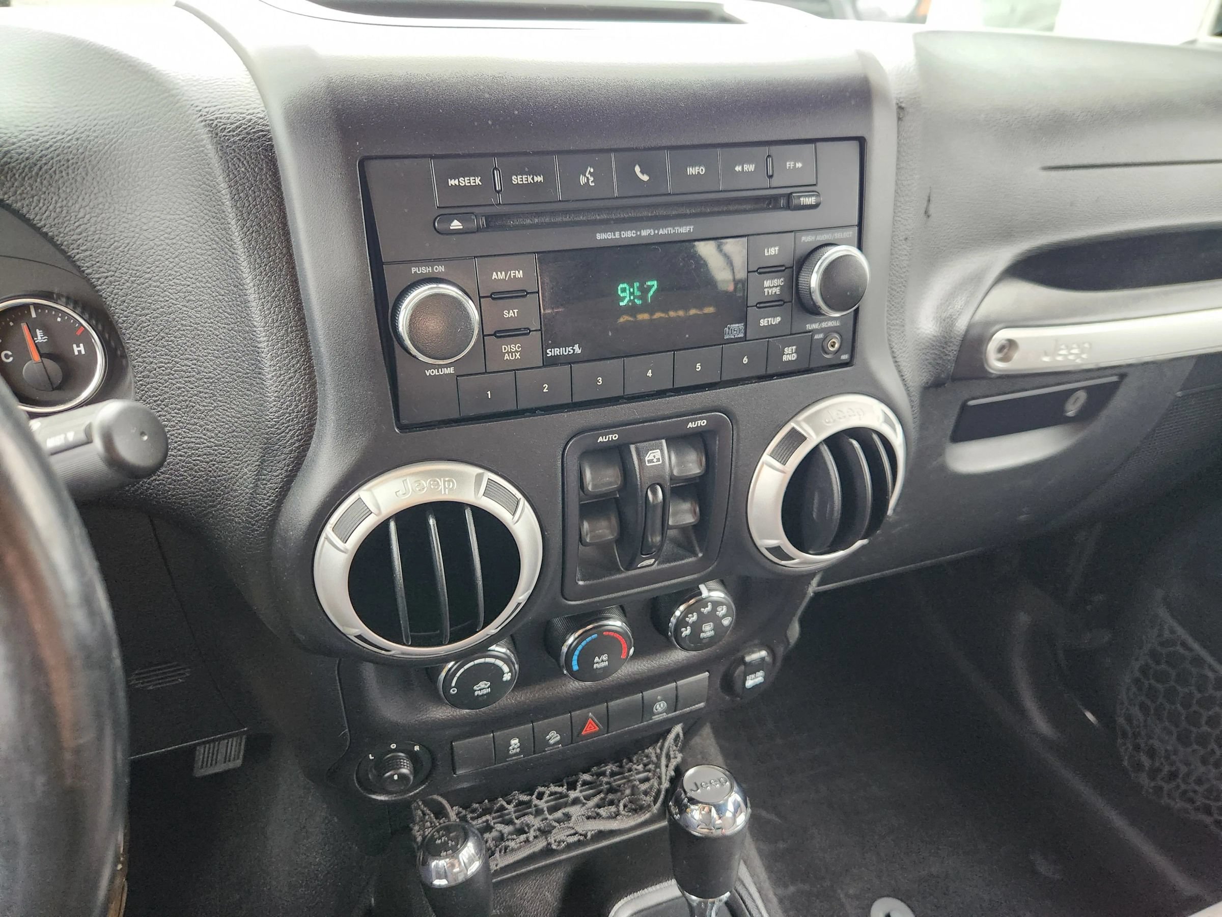 Used 2015 Jeep Wrangler Unlimited Sahara w/ Connectivity Group AWD/4WD image 29