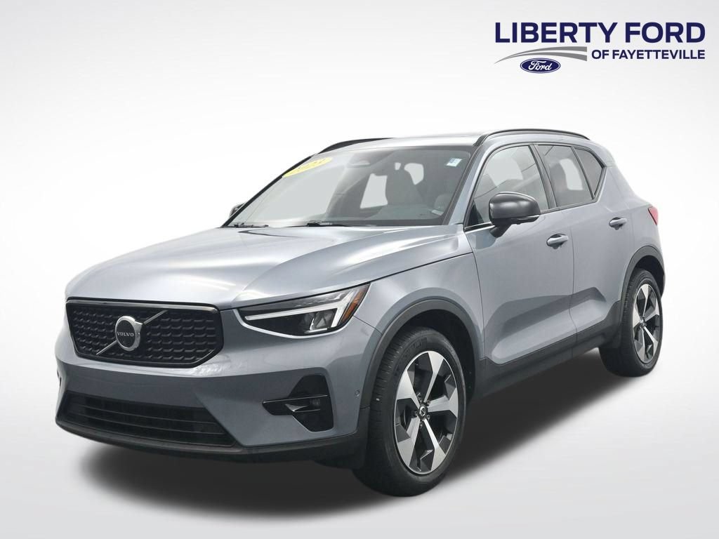 Used 2023 Volvo XC40 B4 Ultimate FWD image 1