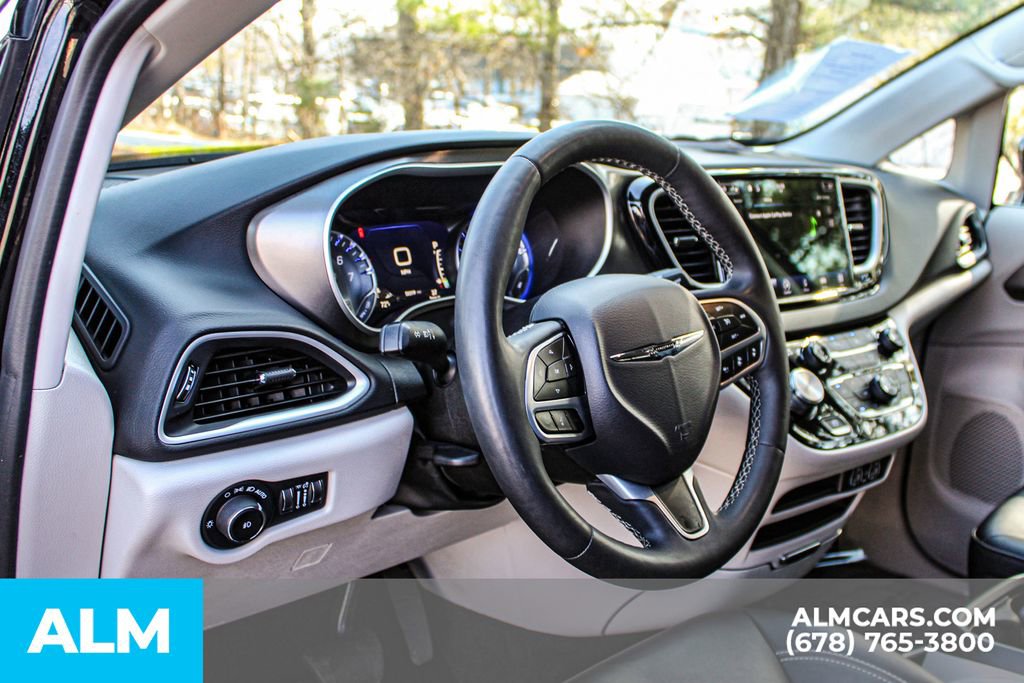 Used 2024 Chrysler Pacifica Touring-L image 25