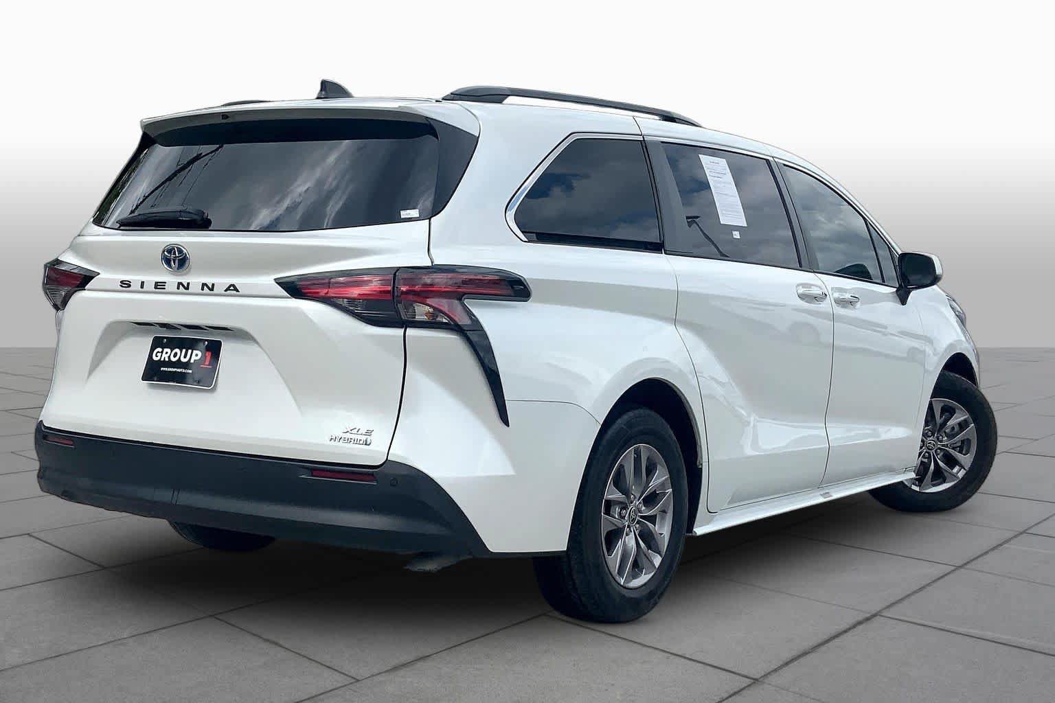 Used 2022 Toyota Sienna XLE FWD image 13