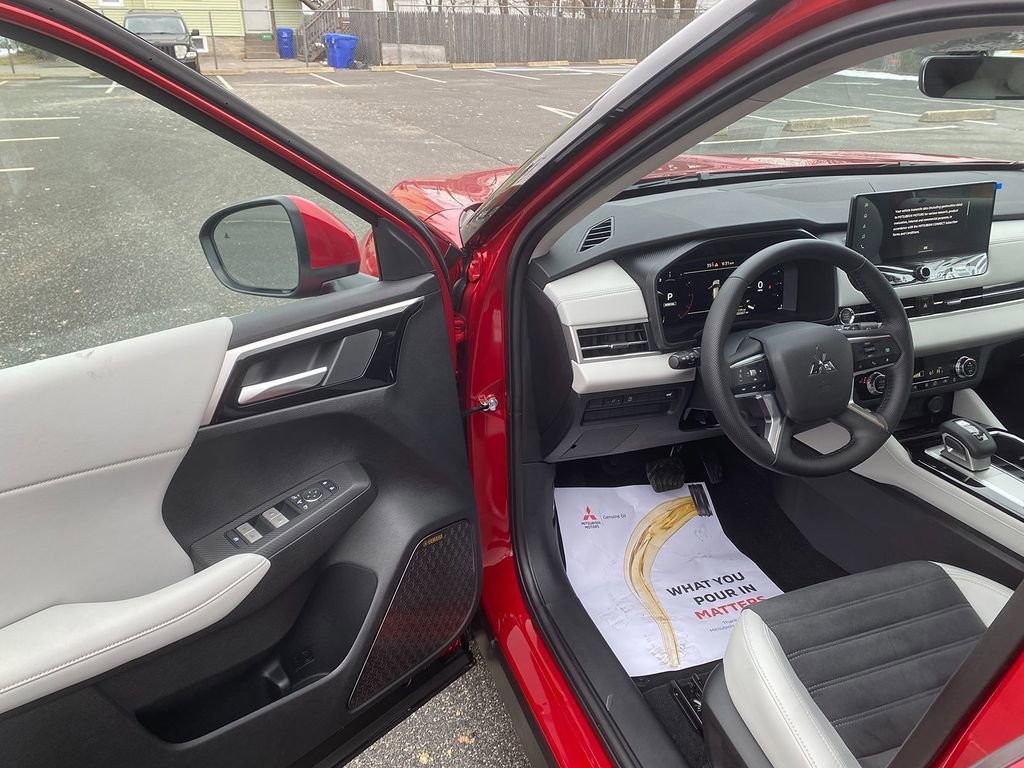 New 2026 Mitsubishi Outlander SE image 14