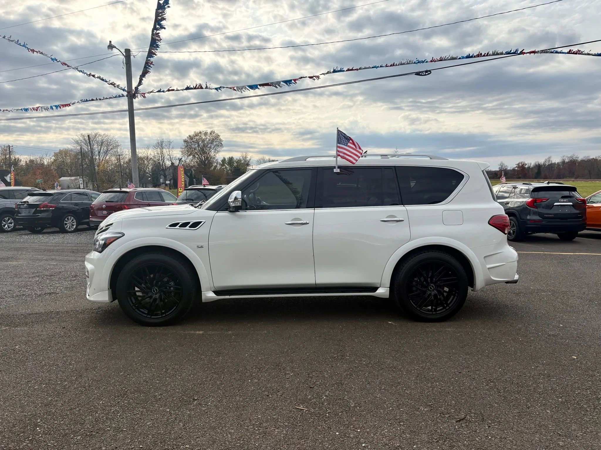 Used 2016 INFINITI QX80 4WD w/ Deluxe Technology Package image 2