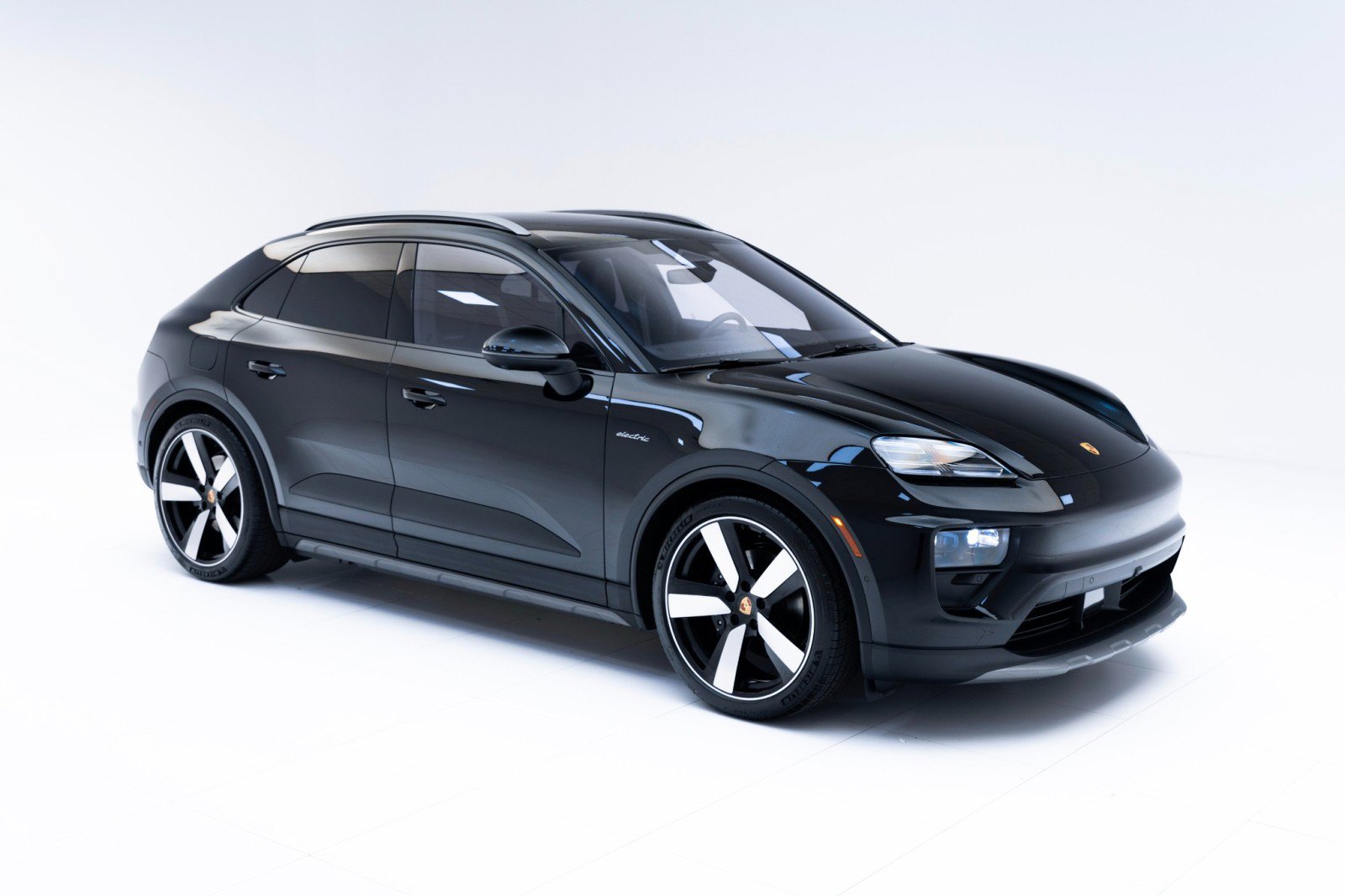 Certified 2025 Porsche Macan Electric image 7