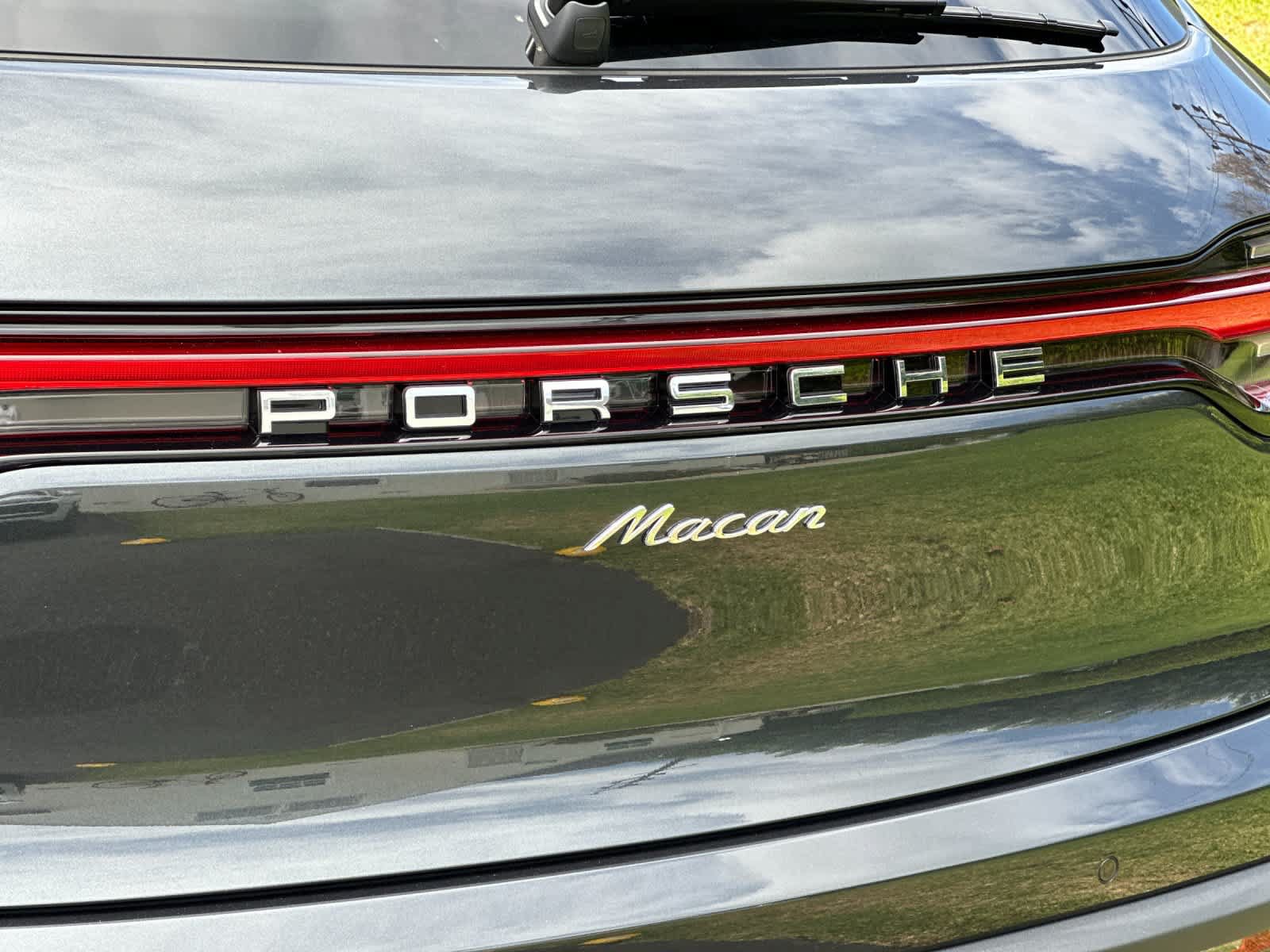 Certified 2025 Porsche Macan AWD/4WD image 32