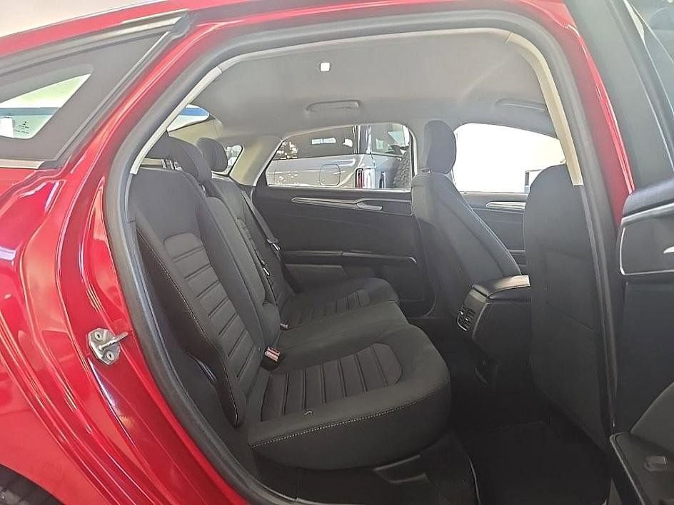 Used 2020 Ford Fusion SE image 35