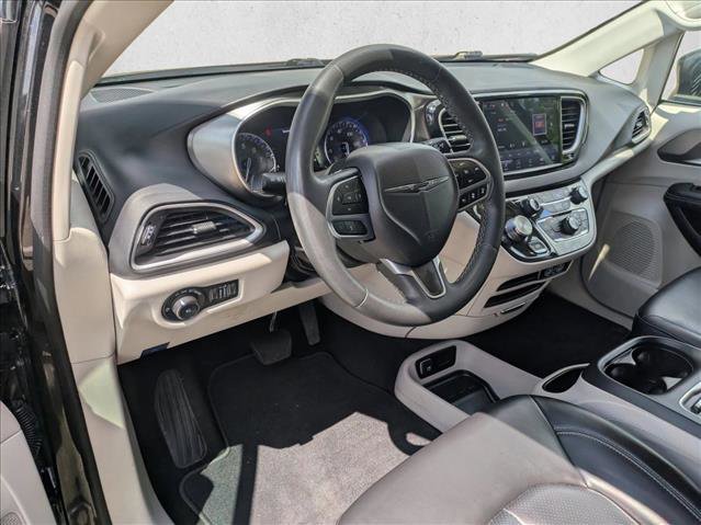 Used 2023 Chrysler Pacifica Touring-L FWD image 9