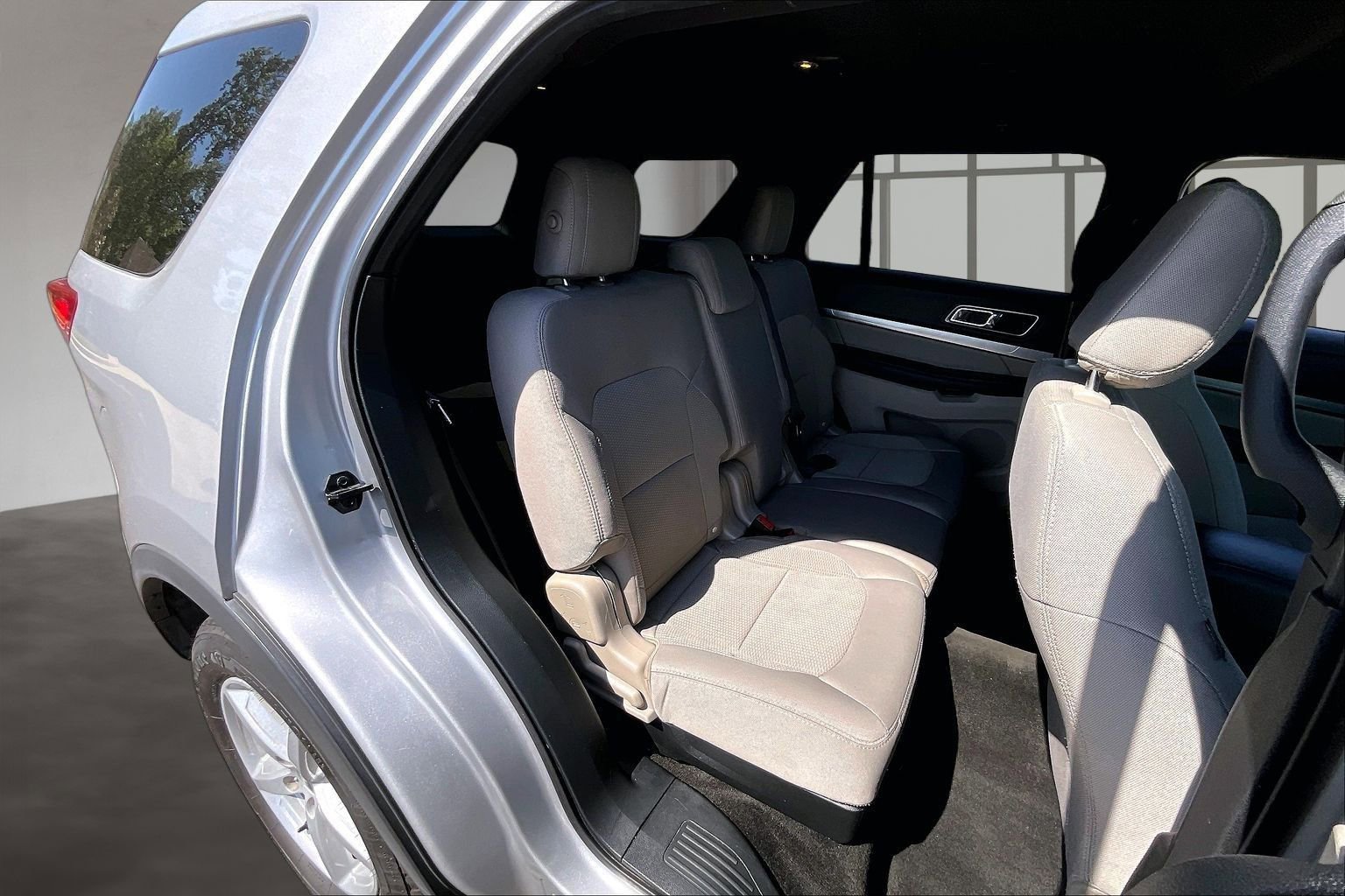 Used 2018 Ford Explorer XLT w/ Equipment Group 201A FWD image 25