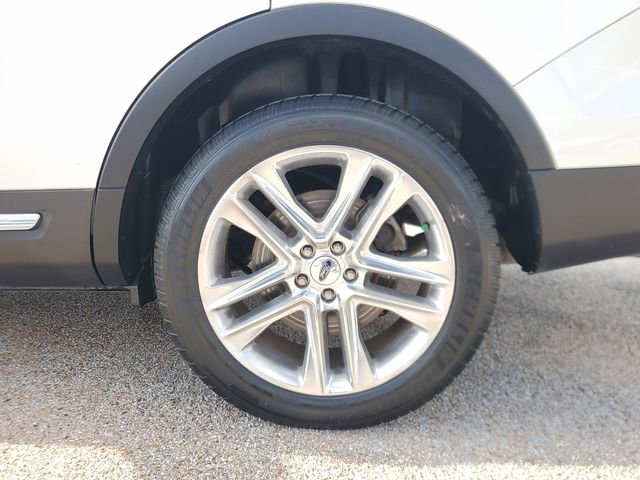 Used 2017 Ford Explorer XLT w/ Equipment Group 202A image 8