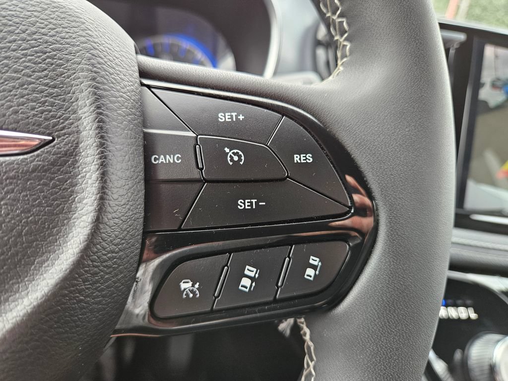 Used 2025 Chrysler Pacifica Limited FWD image 34