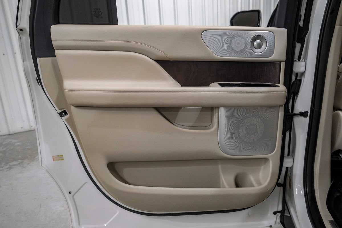 Used 2020 Lincoln Navigator L Reserve w/ Luxury Package RWD image 48